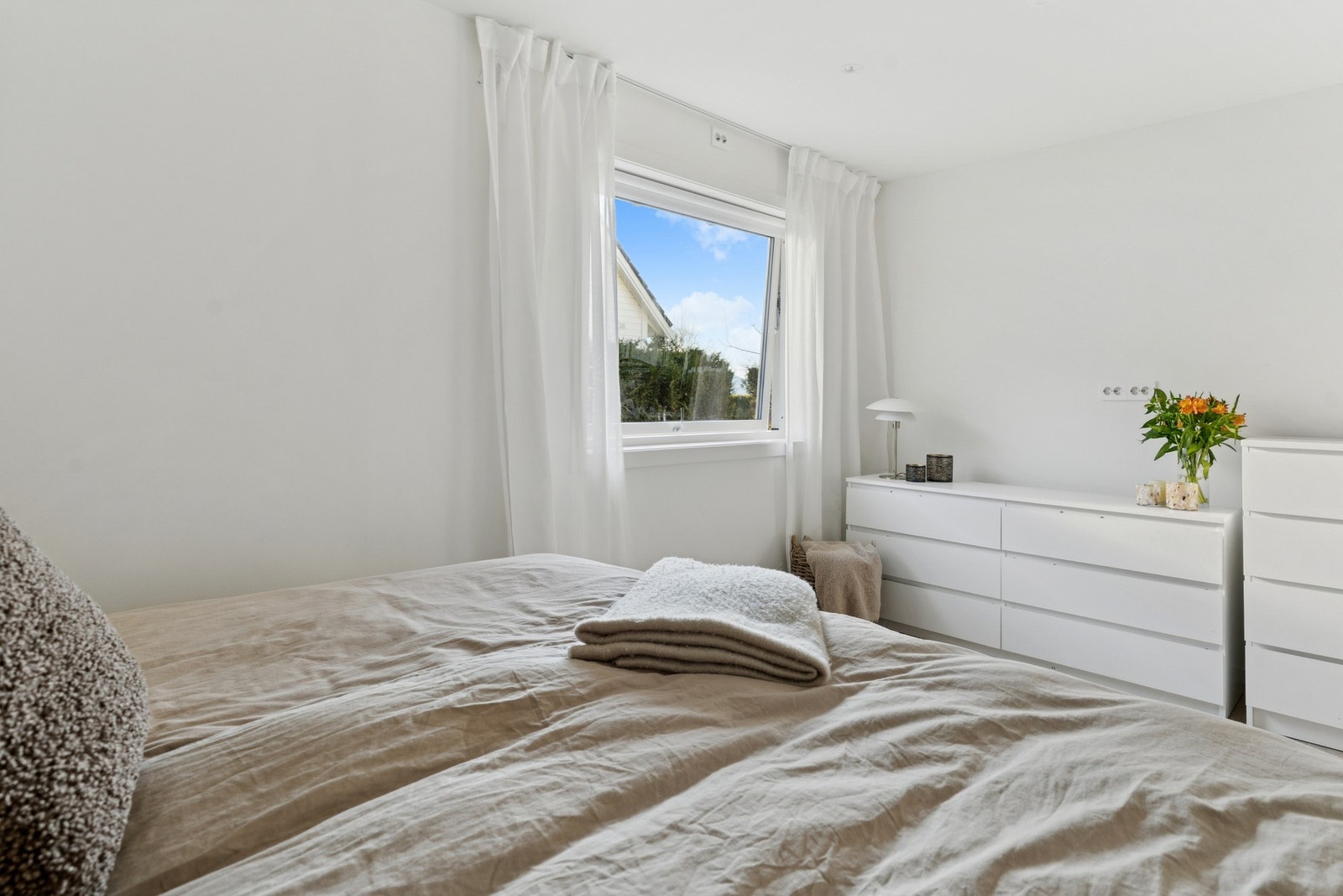 Om ønskelig er det også plass til garderobeskap i rommet. Galleribilde