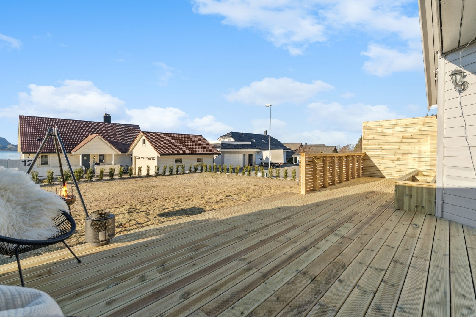 Det er satt opp levegg i begge endene av terrassen som skjermer for vinden. Galleribilde