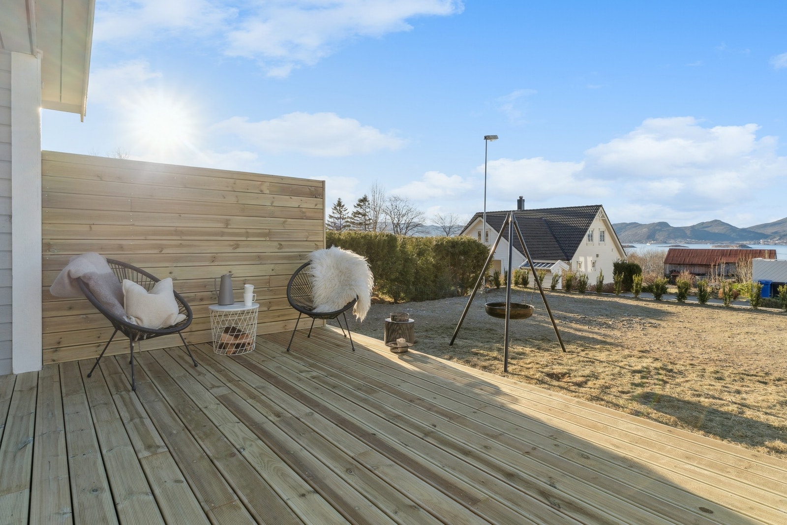 Nyoppført terrasse med plass til forskjellig møblement. Galleribilde