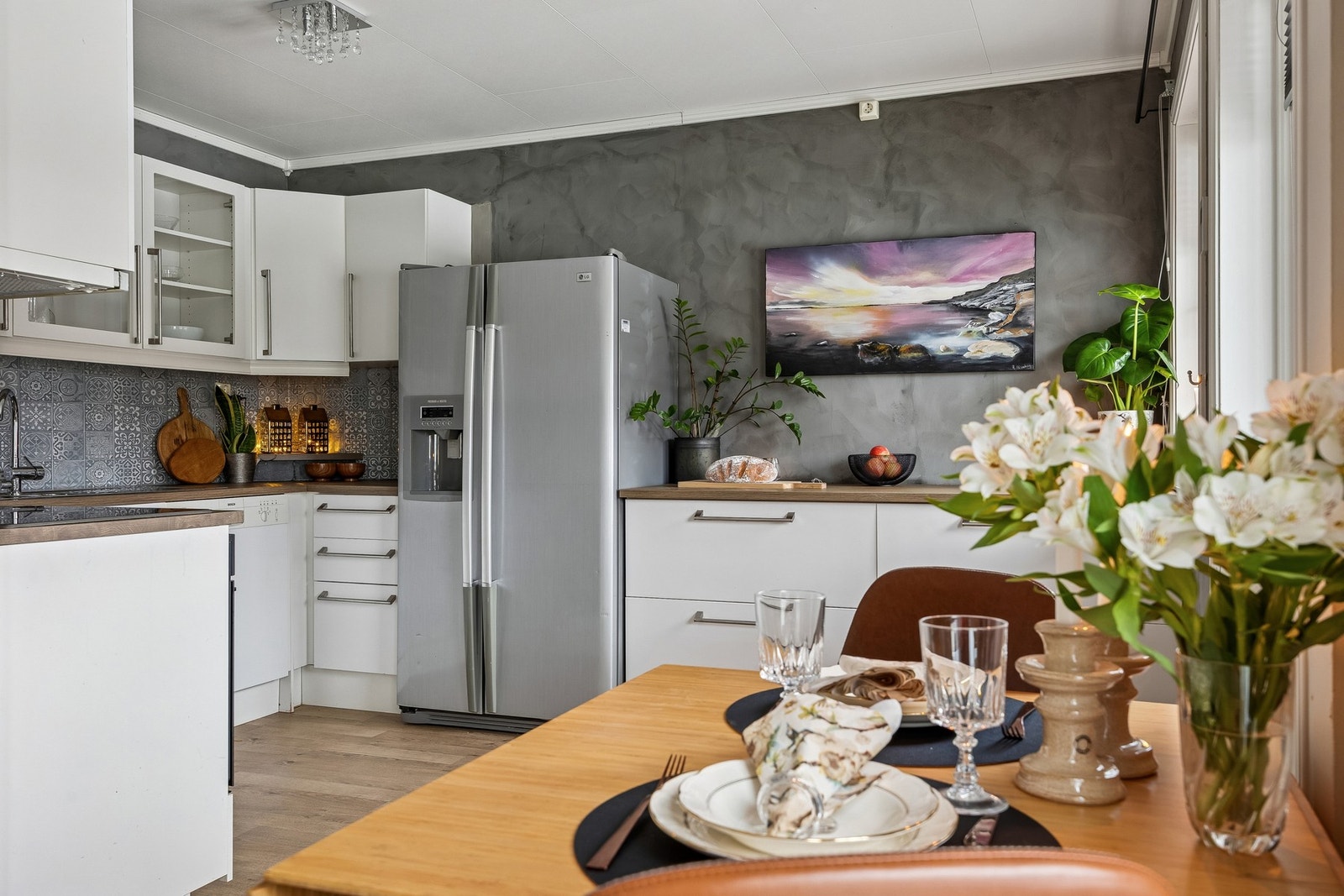 Lyst og sosialt kjøkken med åpen løsning mot stuen som gir en naturlig flyt i boligen. Perfekt for både raske hverdagsmåltider og hyggelige middager med familie og venner. Galleribilde