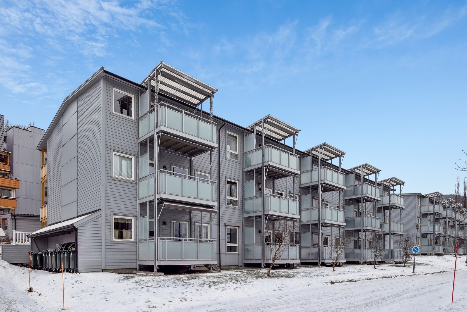 Lys og innbydende 3-roms leilighet i 1. etasje med attraktiv, sentral beliggenhet midt i Melhus sentrum. Galleribilde