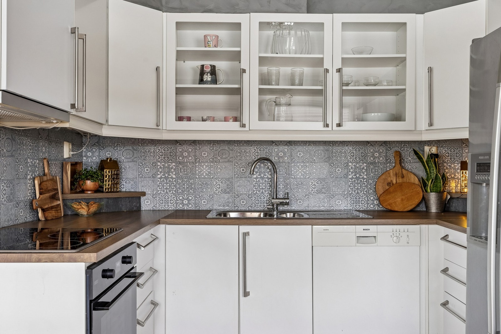 Stilren kjøkkeninnredning med glatte, tidløse fronter og laminert benkeplate. Galleribilde