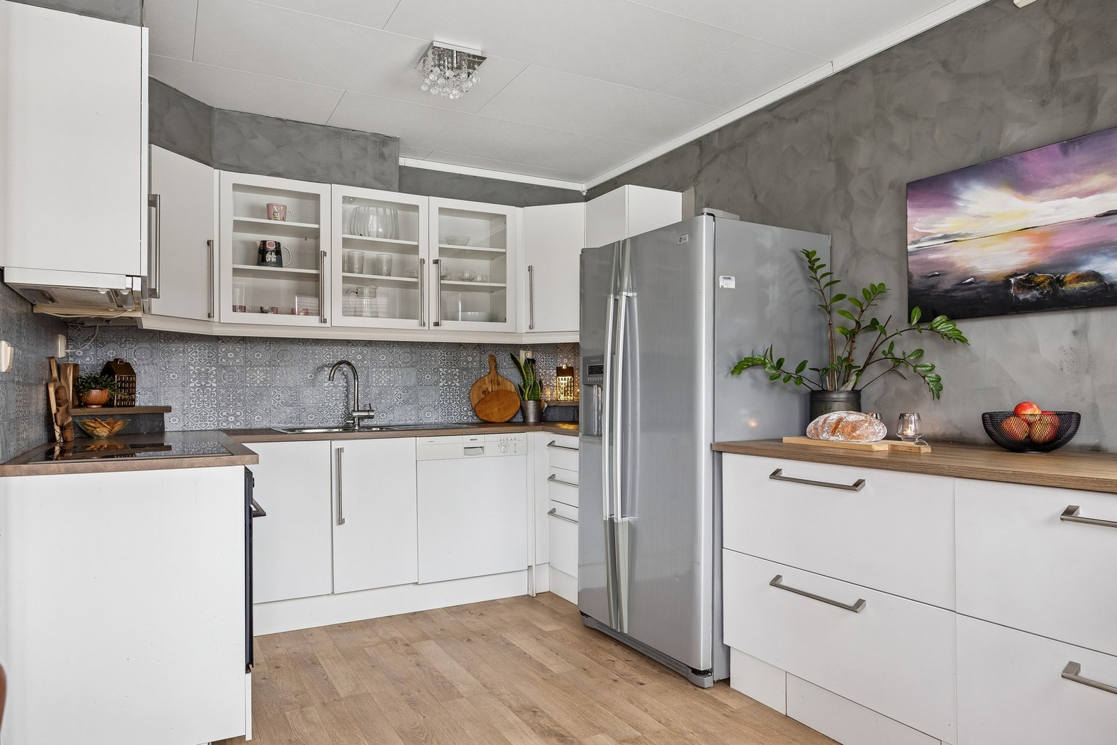 Kjøkkenet har rikelig med skap- og benkeplass, som gjør det enkelt å organisere og arbeide. Galleribilde