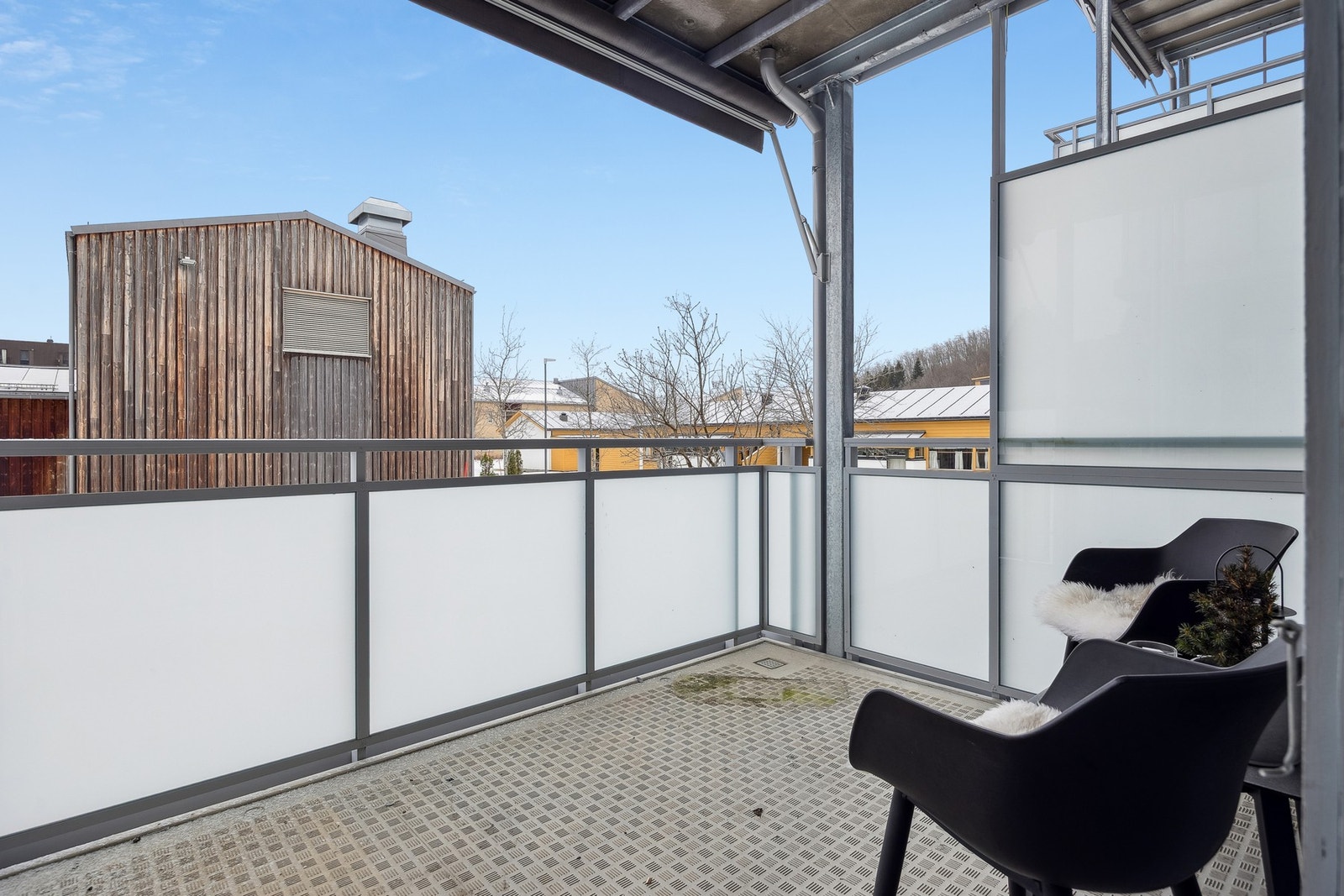 Beliggenheten er et stort pluss. I Melhus sentrum finner du flere dagligvarebutikker og Melhustorget med variert handels- og servicetilbud, alt innen kort gangavstand. Området er i utvikling og tilbyr stadig nye muligheter. Galleribilde