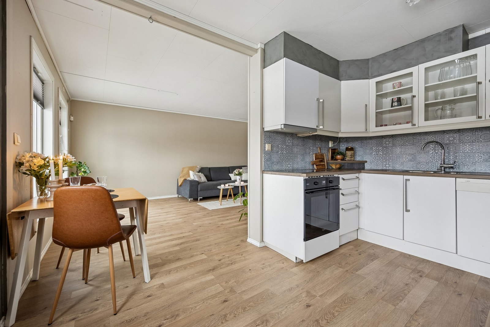 Den åpne planløsningen gjør at du kan lage mat og samtidig være en del av samtalen rundt spisebordet eller i sofakroken. Galleribilde