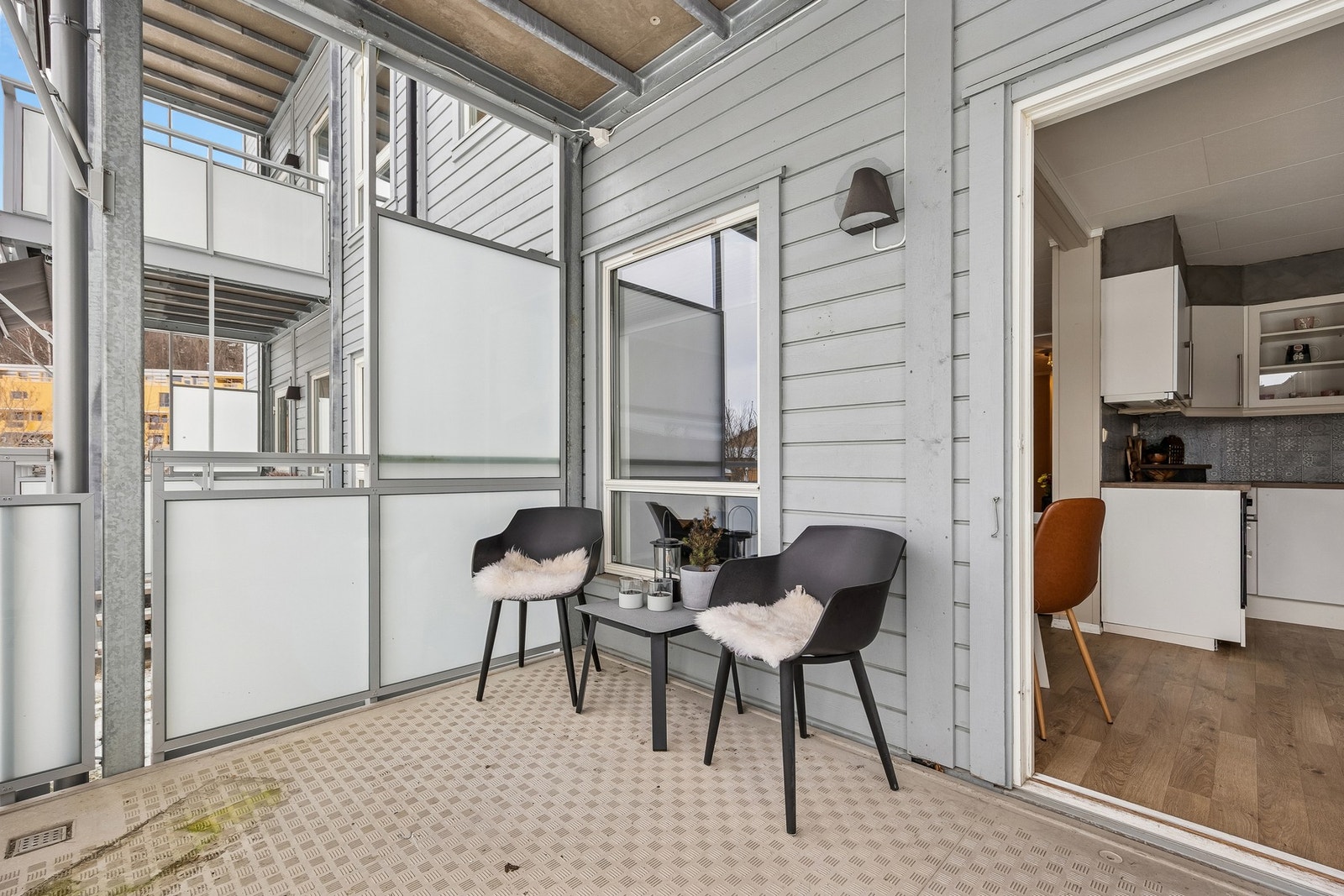 Balkongen er en naturlig forlengelse av stuen - et hyggelig uterom med gode solforhold og plass til utemøbler, perfekt for både morgenkaffe og sene sommerkvelder. Balkongen har blitt rehabilitert i nyere tid. Galleribilde