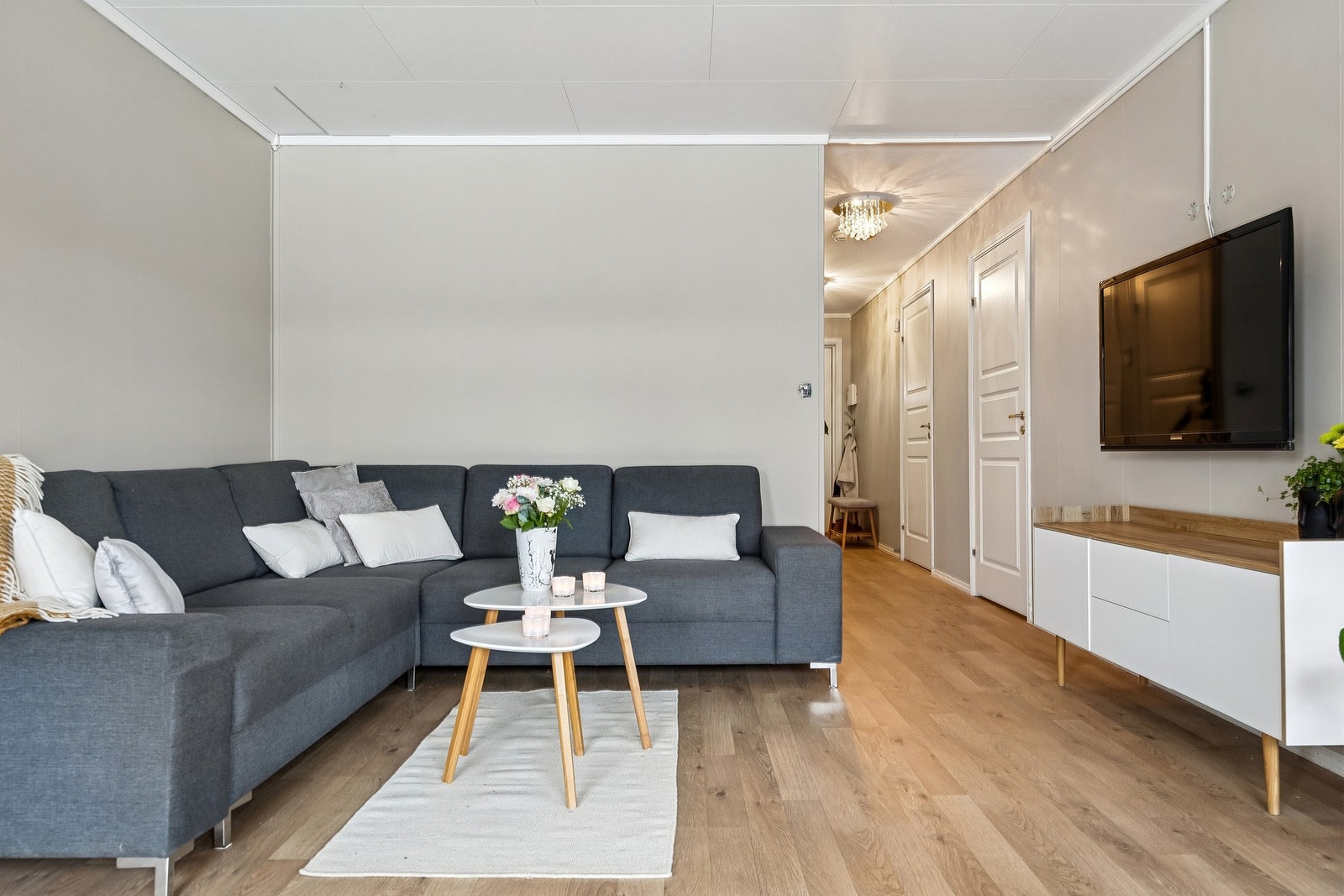 God takhøyde og lyse overflater forsterker romfølelsen og skaper en moderne, harmonisk ramme rundt innredningen. Galleribilde