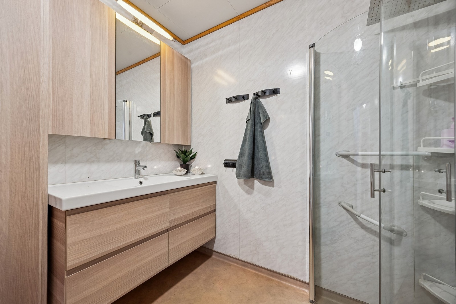 Badet er fra byggeår og har gulvbelegg med gulvvarme, baderomsplater på vegger og takplater i himling. Galleribilde