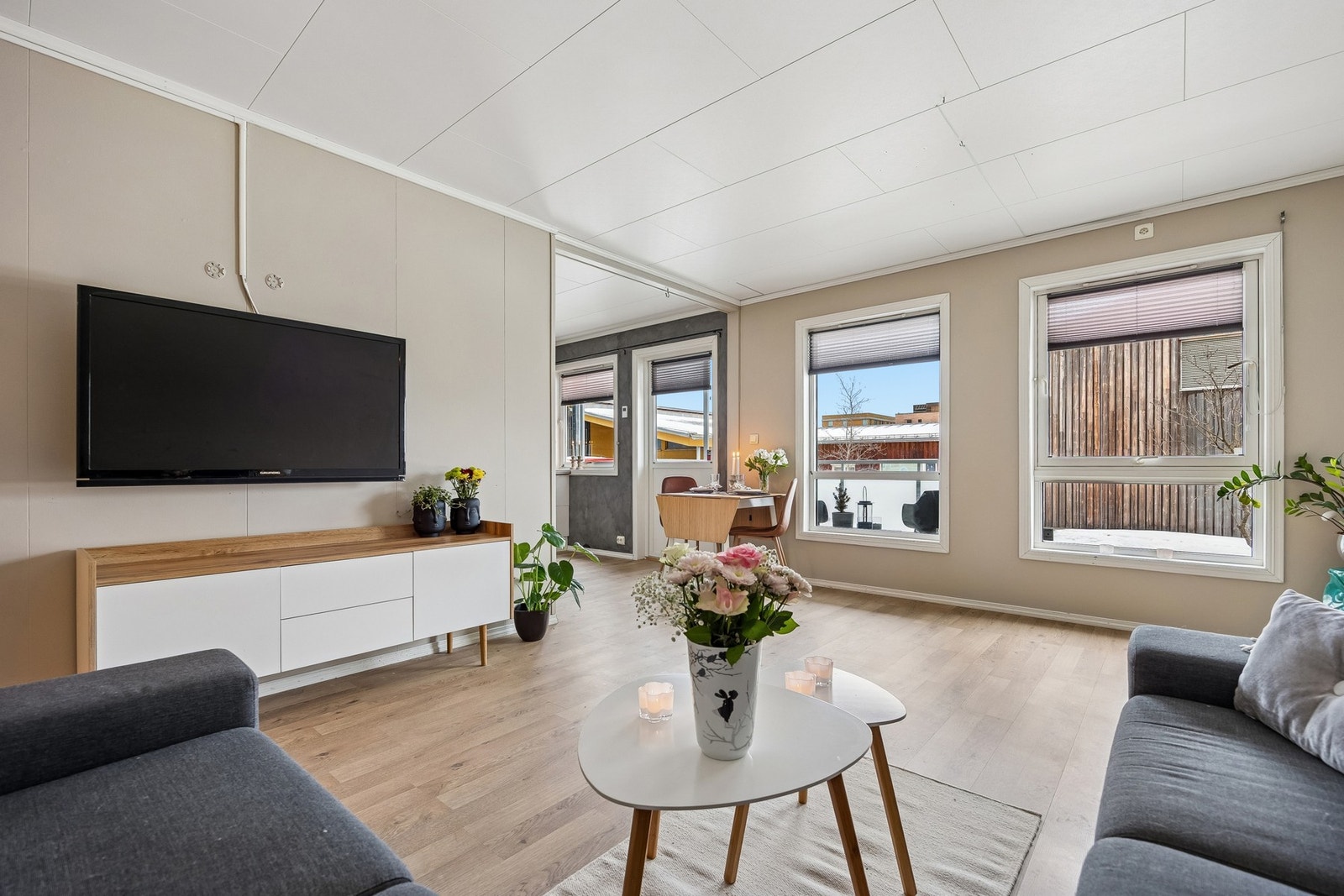 Stuen fremstår som lys, romslig og svært innbydende. Store vindusflater slipper inn rikelig dagslys og gir en luftig og behagelig atmosfære. Galleribilde