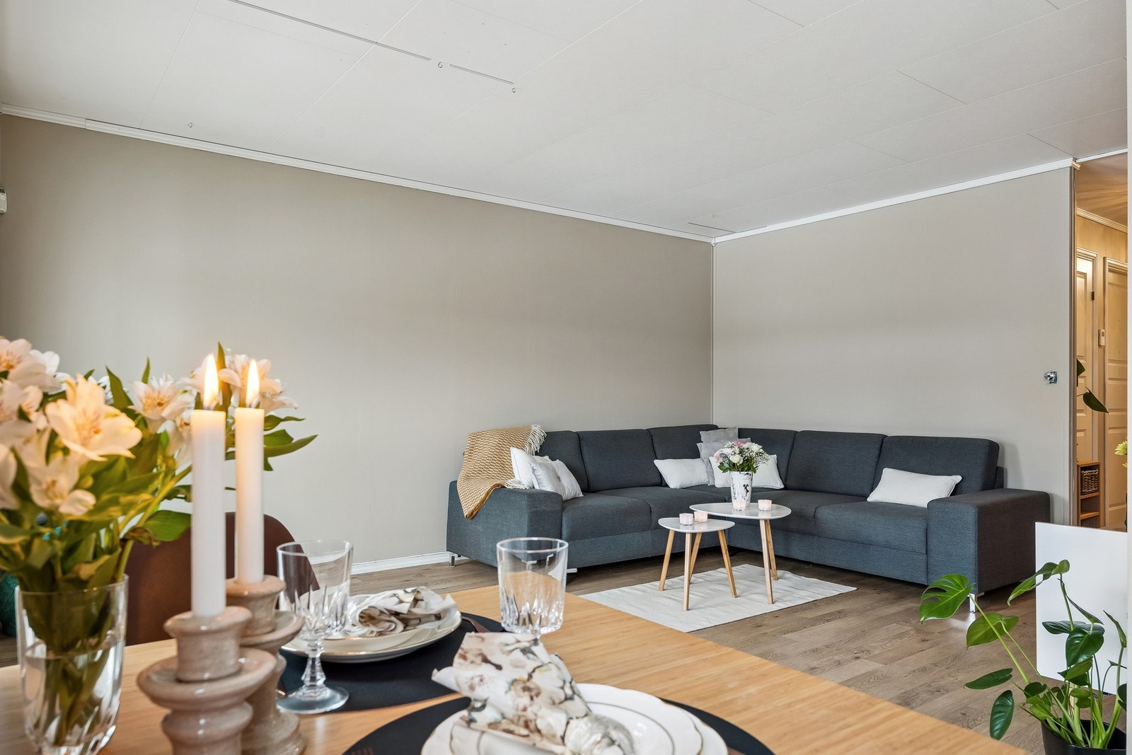 Samlet sett fremstår stuen som et lyst og trivelig oppholdsrom med god atmosfære og svært gode bruksmuligheter - et rom det er lett å trives i. Galleribilde