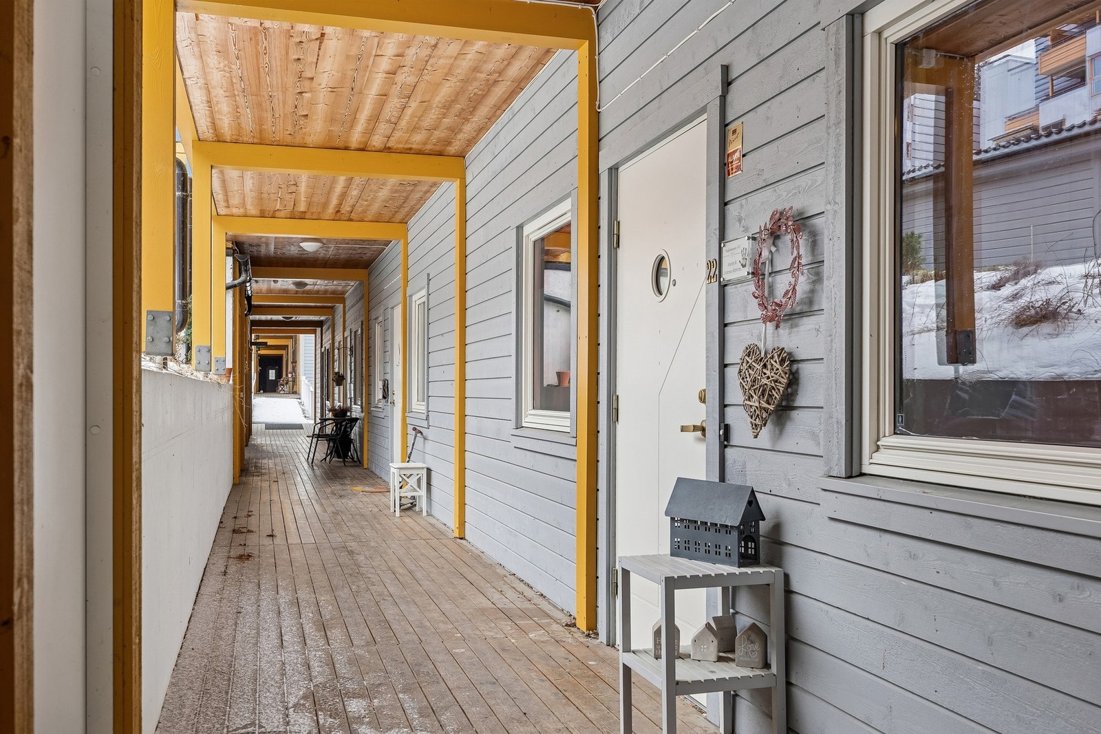 Leiligheten har takoverbygd svalgang, og sportsboden ligger praktisk plassert rett utenfor leilighetsdøren. Galleribilde