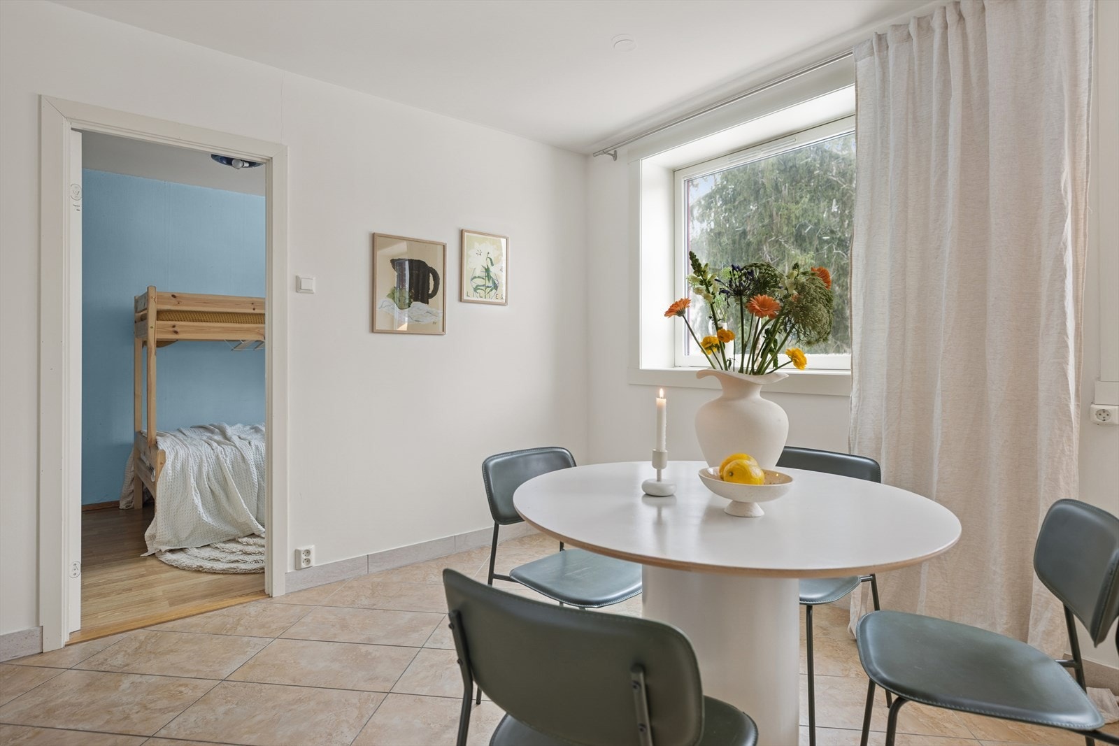 Kjøkkenet ligger i delvis åpen løsning til stuen. Galleribilde