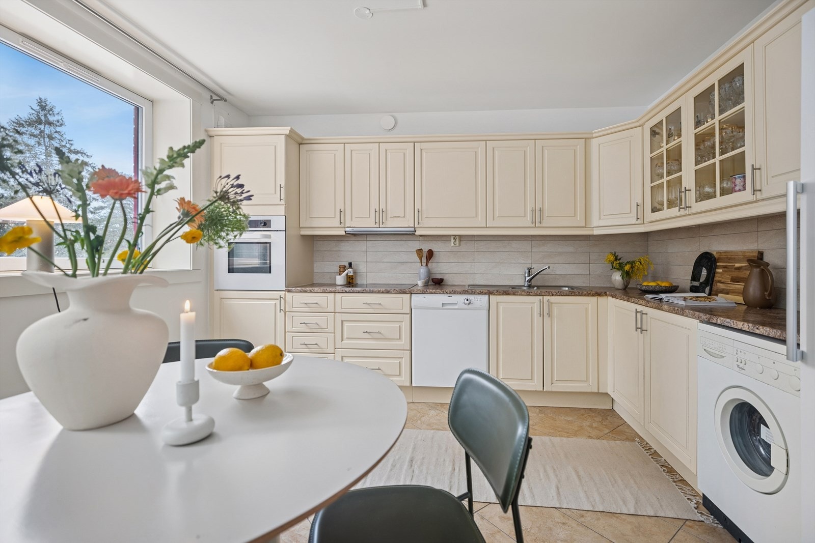 Kombinasjonen av naturlig lys, god plass og eksklusiv utførelse gjør dette rommet til et perfekt sted å starte dagen med en herlig frokost. Galleribilde