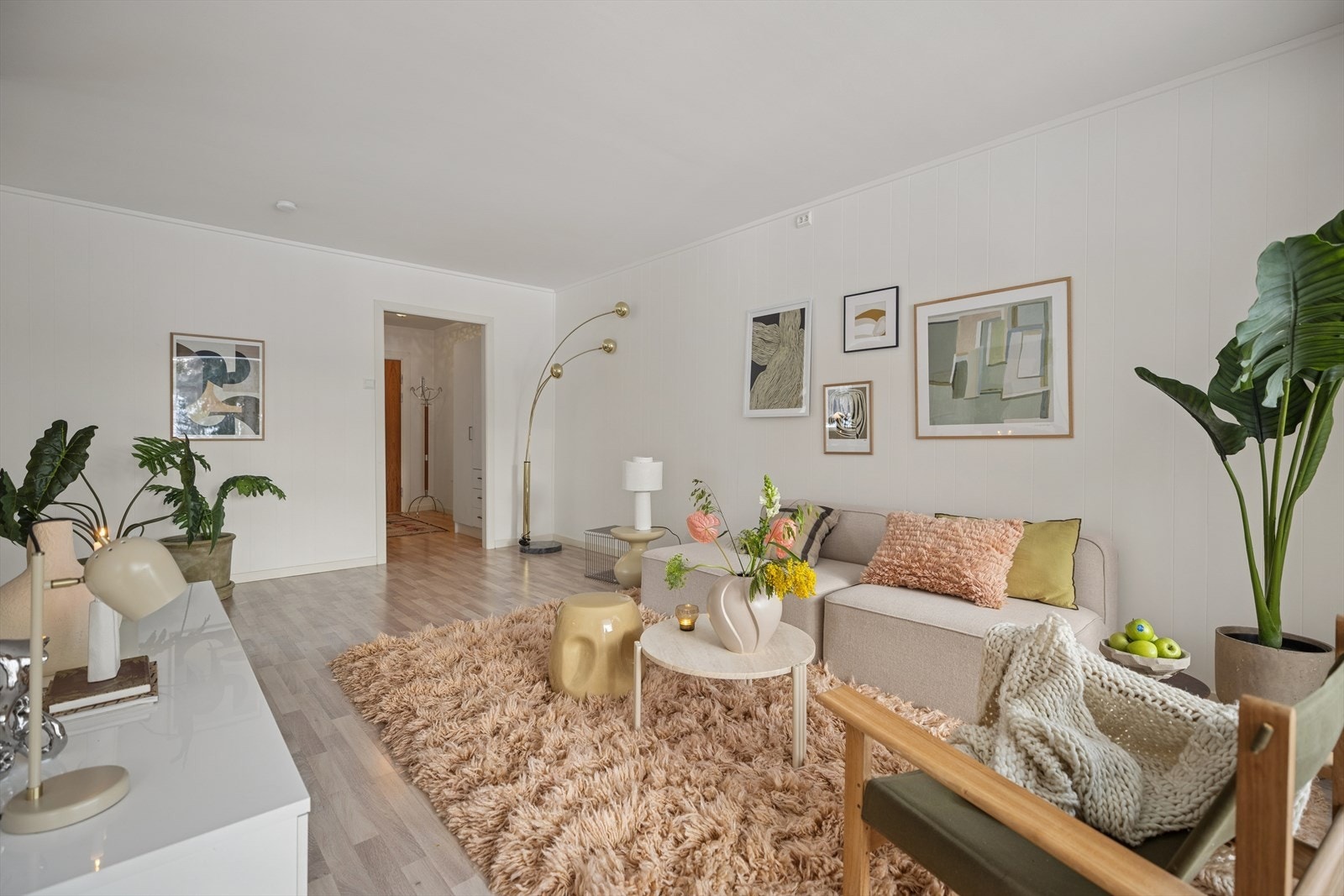 Stor og luftig stue med gode møbleringsmuligheter. Galleribilde