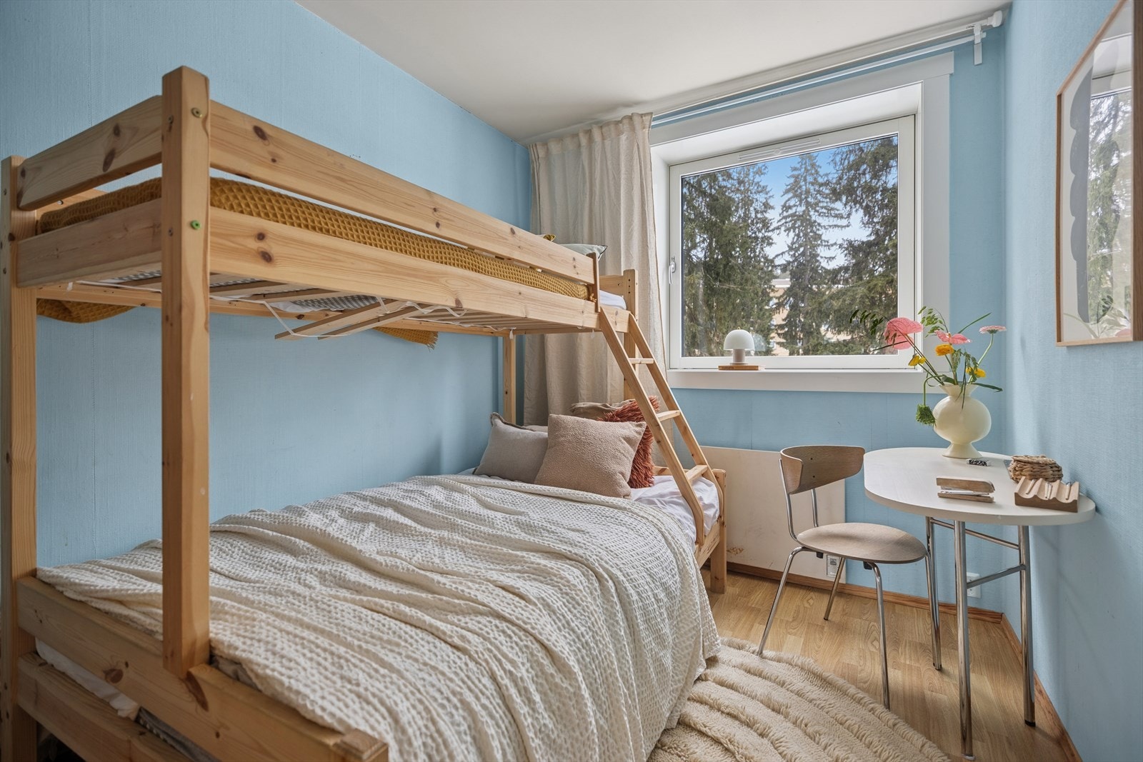 Soverom nr. 2 - perfekt som barnerom, gjesterom eller hjemmekontor. Fleksibelt rom med mange bruksmuligheter. Galleribilde