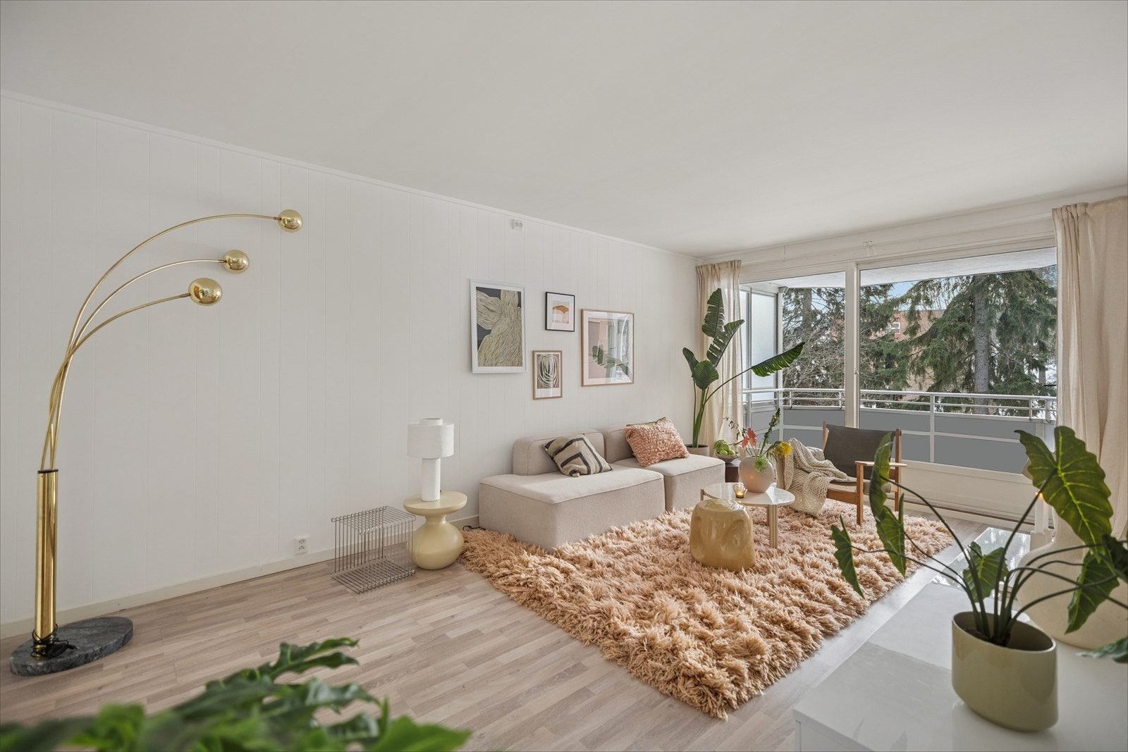 De store vindusflatene slipper inn rikelig med naturlig lys, som gir en god atmosfære i leiligheten. Galleribilde