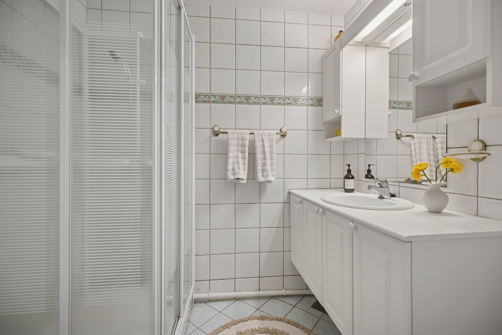 Nåværende baderoms innredning består av benkeskap, Veggskap, speilfronter og belysning over servant og dusjkabinett. Galleribilde