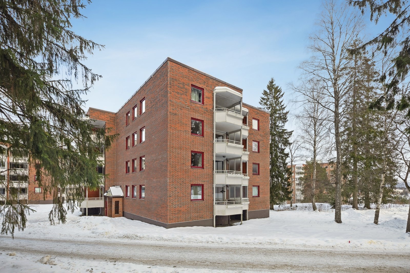 Attraktiv beliggenhet innerst i blindvei i et etablert boligområde på Karihaugen. Nærhet til offentlig transport! Galleribilde