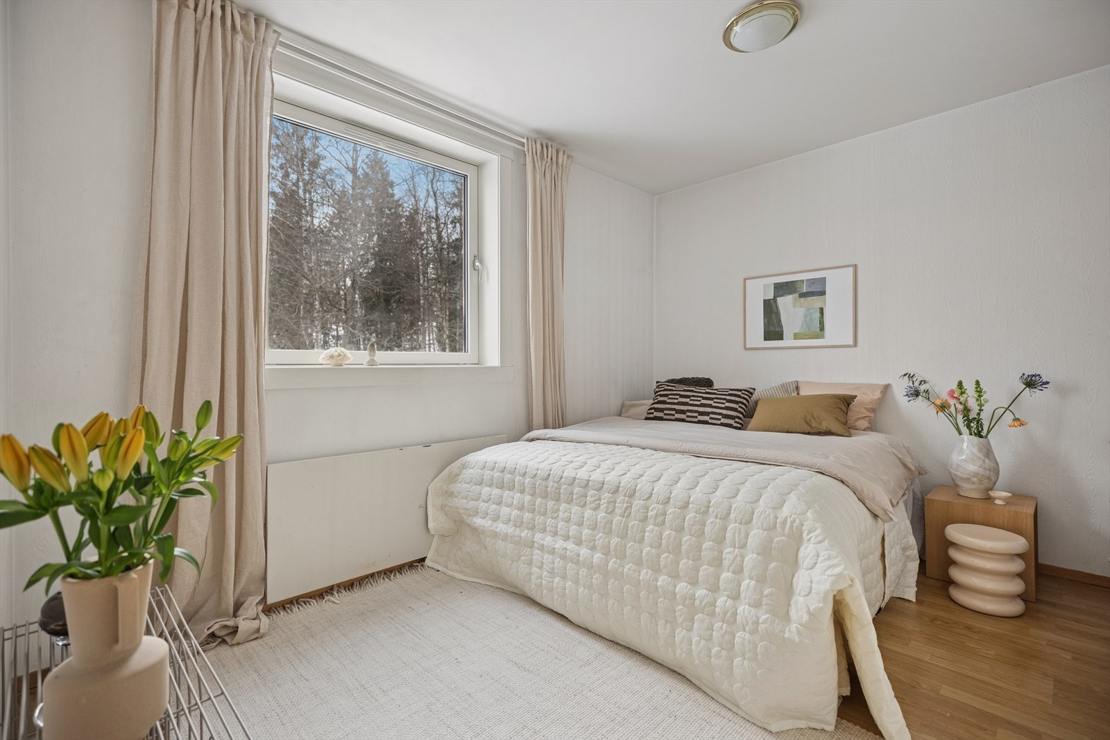 Boligen hatt to store soverom - Dette rommet er ideelt som hovedsoverom. Galleribilde