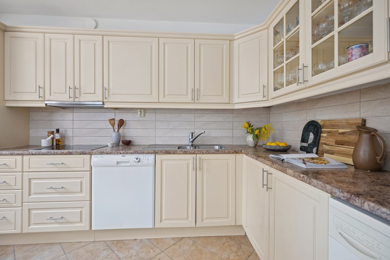 kjøkkenet er utstyrt med integrerte hvitevarer komfyr og latetopp som medfølger handelen. Galleribilde