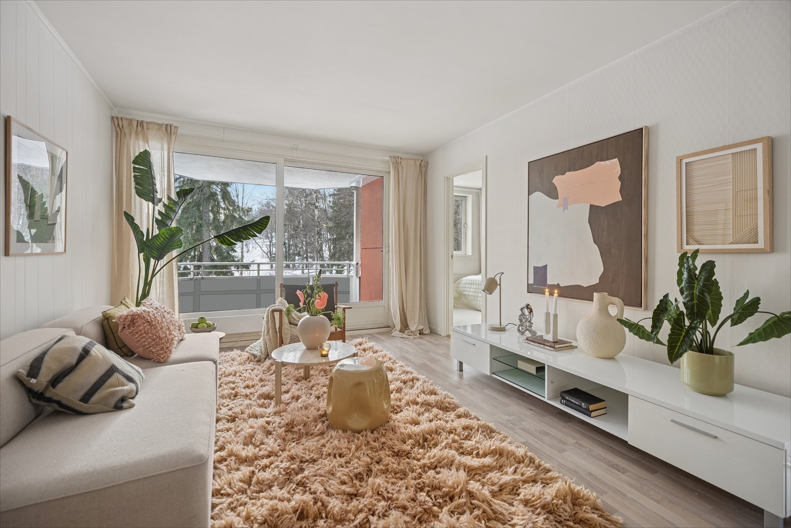 Stue med god takhøyde og store vinduer, skaper en behagelig romfølelse og et moderne uttrykk. Galleribilde