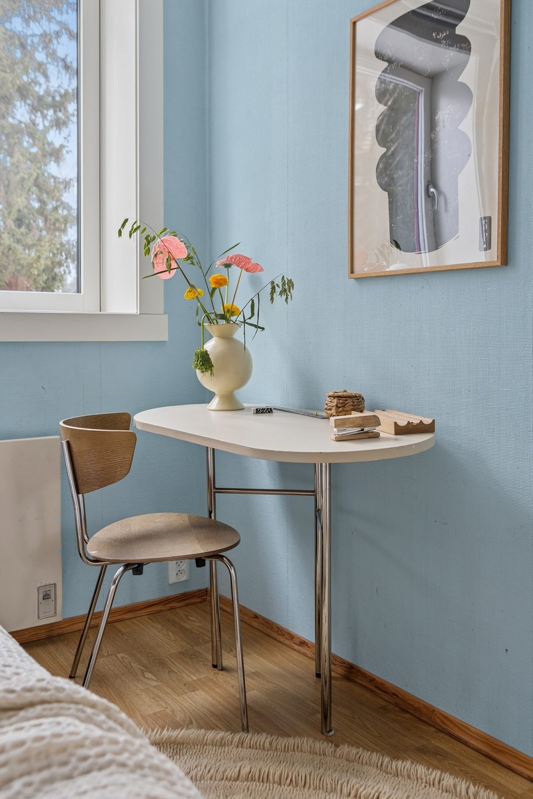 Praktisk planløsning med plass til garderobe og ekstra møblering. Galleribilde