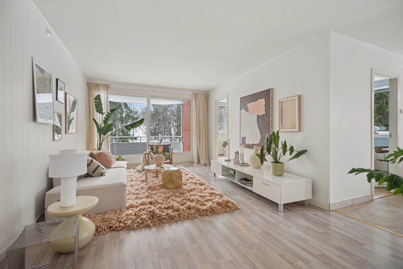 Her er det god plass til mediebenk, sofagruppe og bord. Galleribilde