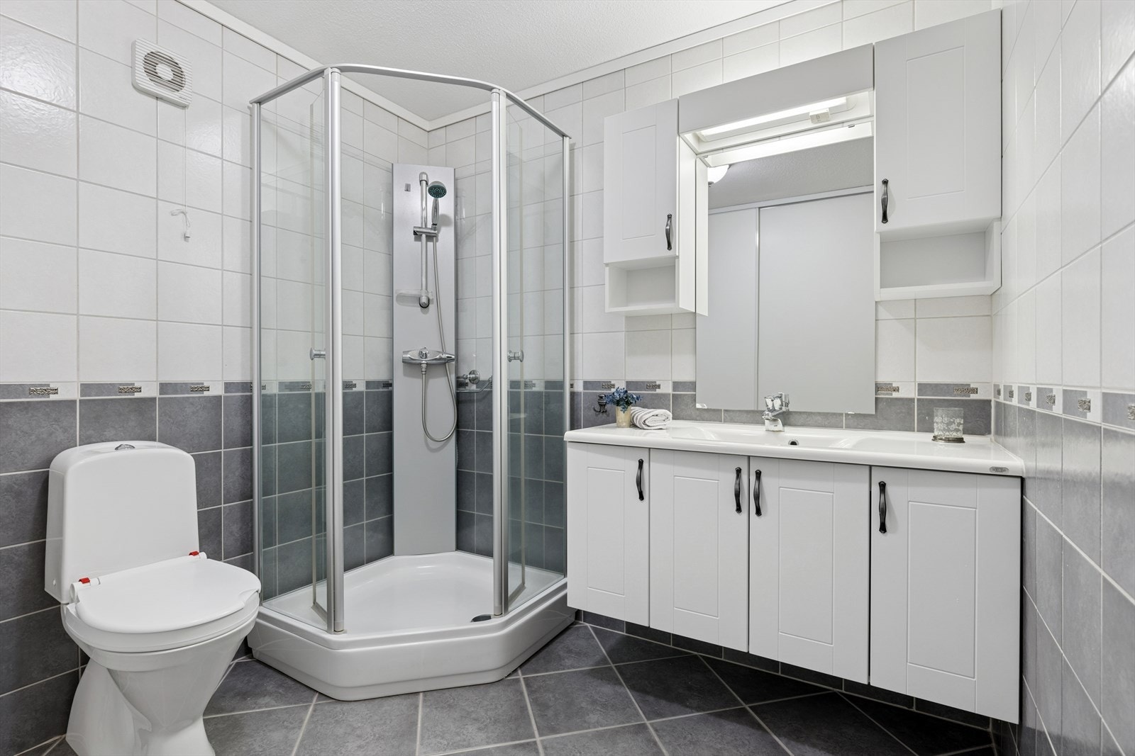 Baderom med varmekabler i gulv Galleribilde