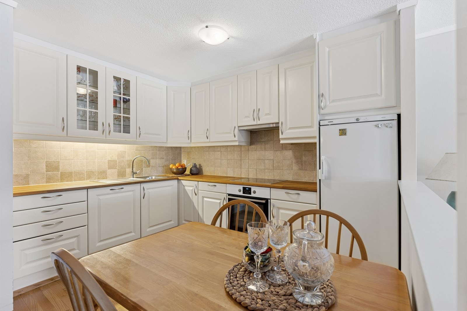 Kjøkken - fin løsning med innredning helt til tak Galleribilde