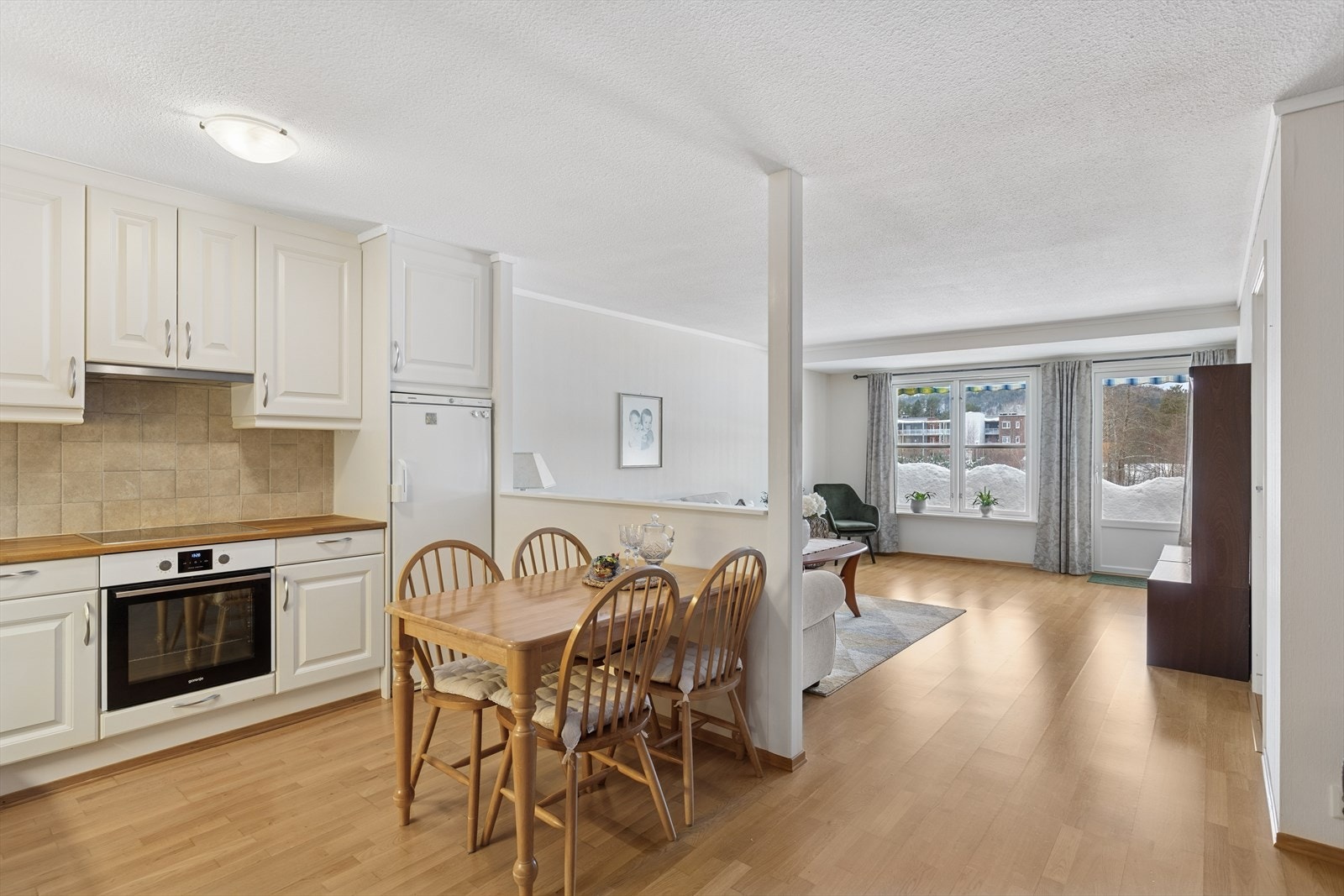 Kjøkken med pen profilert innredning Galleribilde