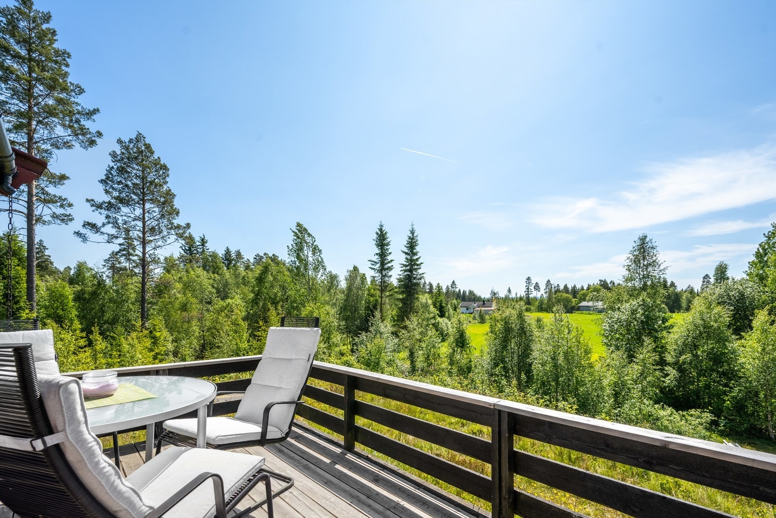 Terrassen har sør-vestlig orientering, noe som gir gode solforhold og plass for hyggelige måltider ute. Galleribilde