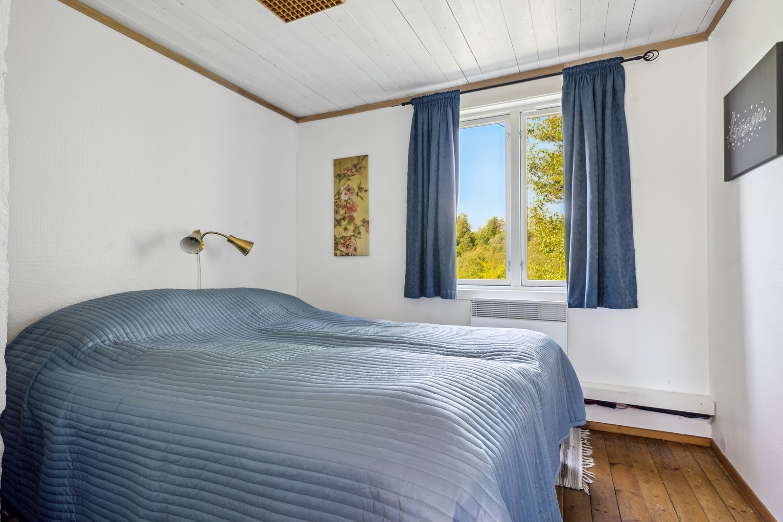 Hovedsoverommet gir rom for dobbeltseng og garderobe, med klassiske vegger og tregulv. Galleribilde