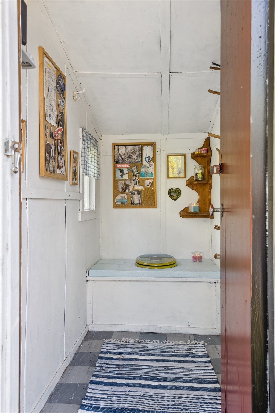 Sjarmerende utedo i boden - en praktisk og autentisk detalj for hyttelivet. Galleribilde