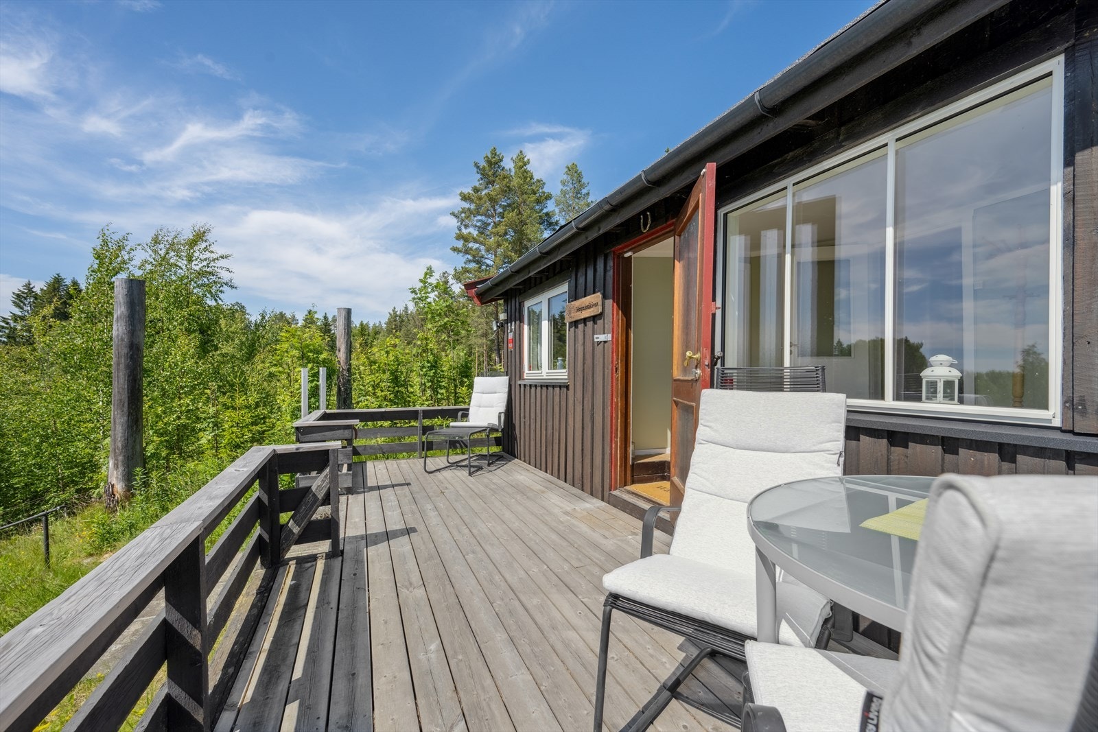 Nyt det sosiale livet på terrassen, med enkel tilgang fra stuen. Galleribilde