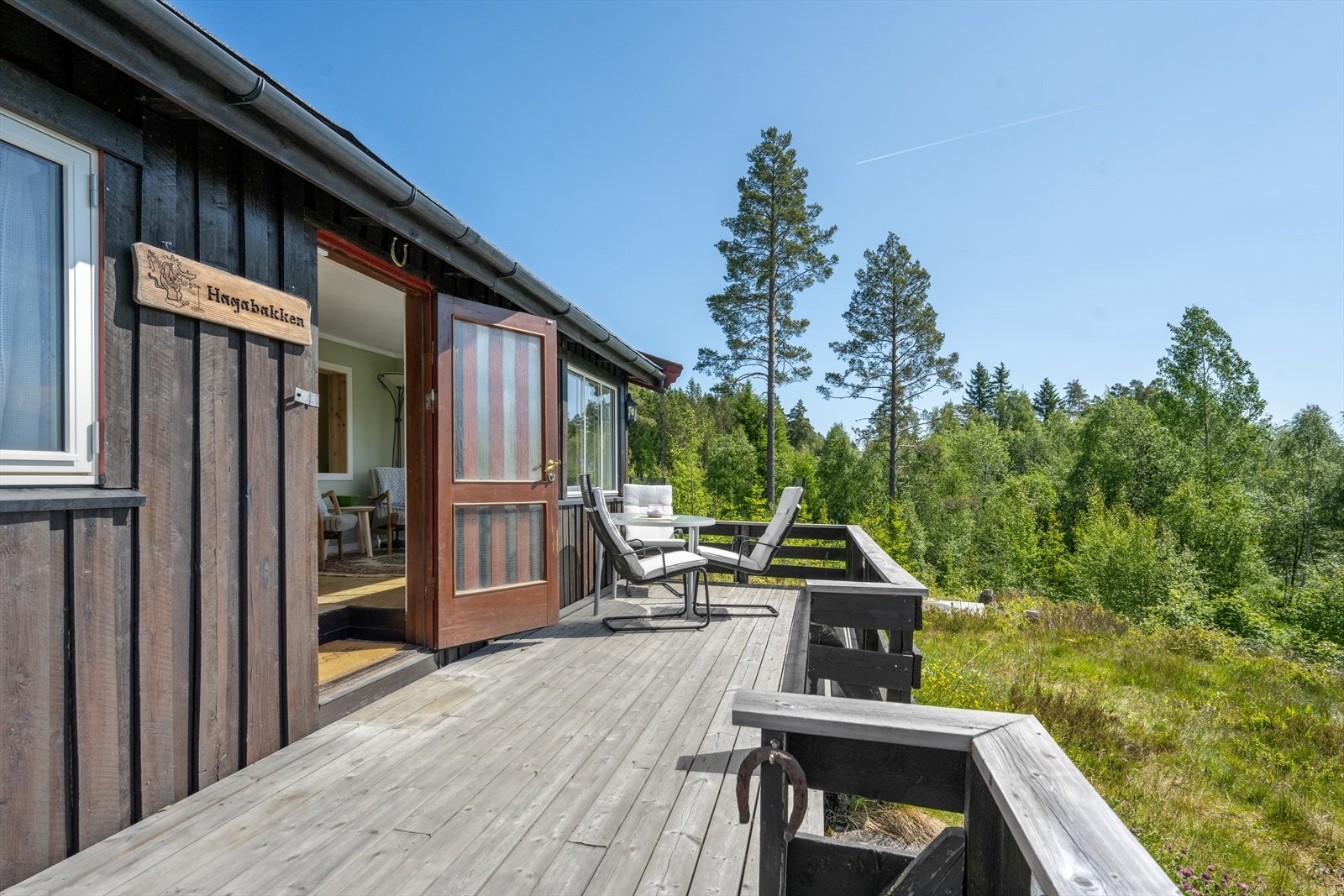 Terrassen på 14 m² inviterer til avslappende sommerdager med plass til utemøbler. Galleribilde