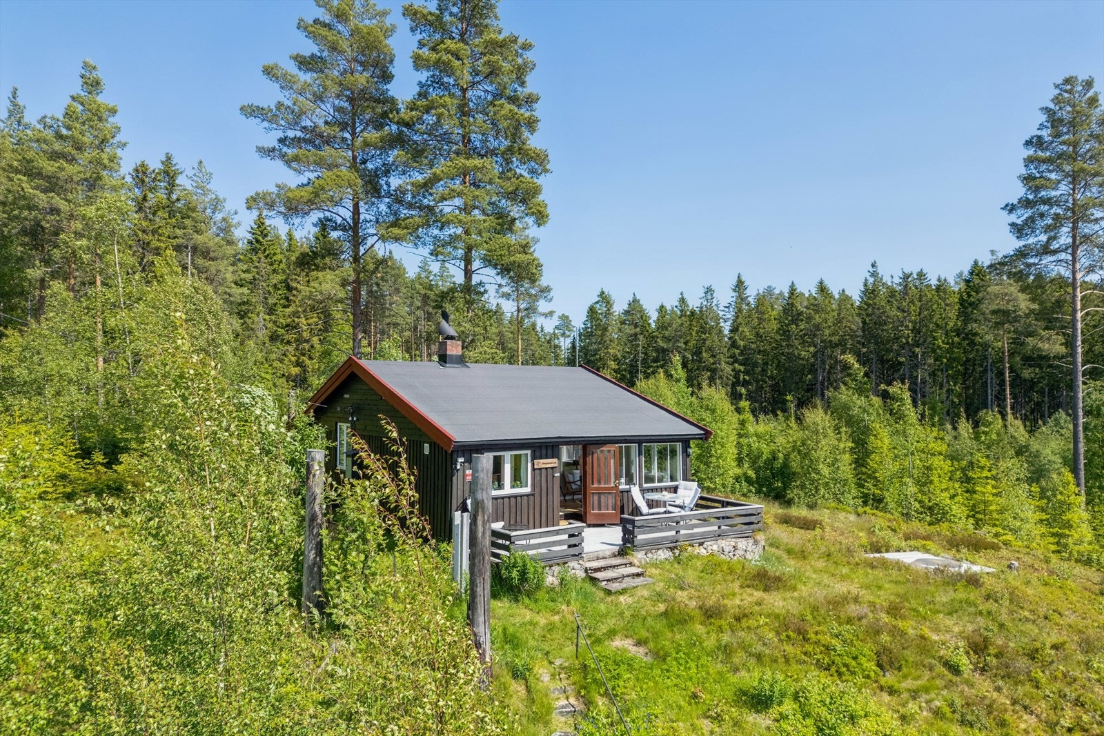 Sjarmerende fritidsbolig omgitt av skog og natur, perfekt for rolige dager i landlige omgivelser. Galleribilde