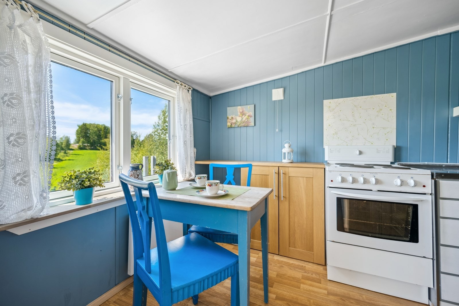 Kjøkkenet har spiseplass ved vinduet og eldre innredning med mulighet for modernisering. Galleribilde