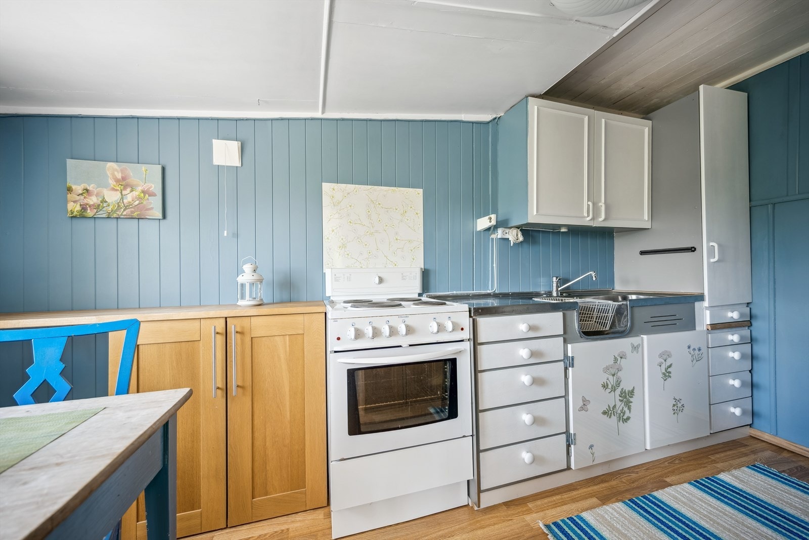 Eldre kjøkkeninnredning gir mulighet for å skape ditt eget drømmekjøkken. Galleribilde