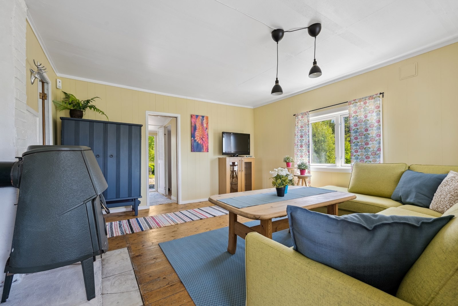 Stuen har vedovn for ekstra varme og en lun atmosfære på kjølige kvelder. Galleribilde