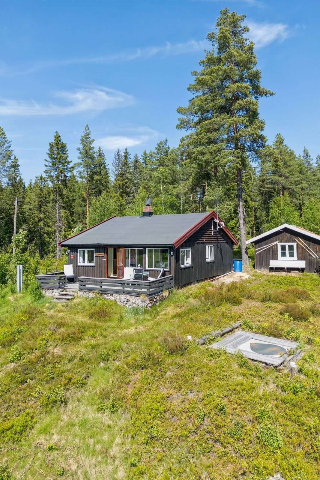 Eiendommen byr på klassisk hyttestil med tilbygget bod og stor terrasse mot sør-vest. Galleribilde