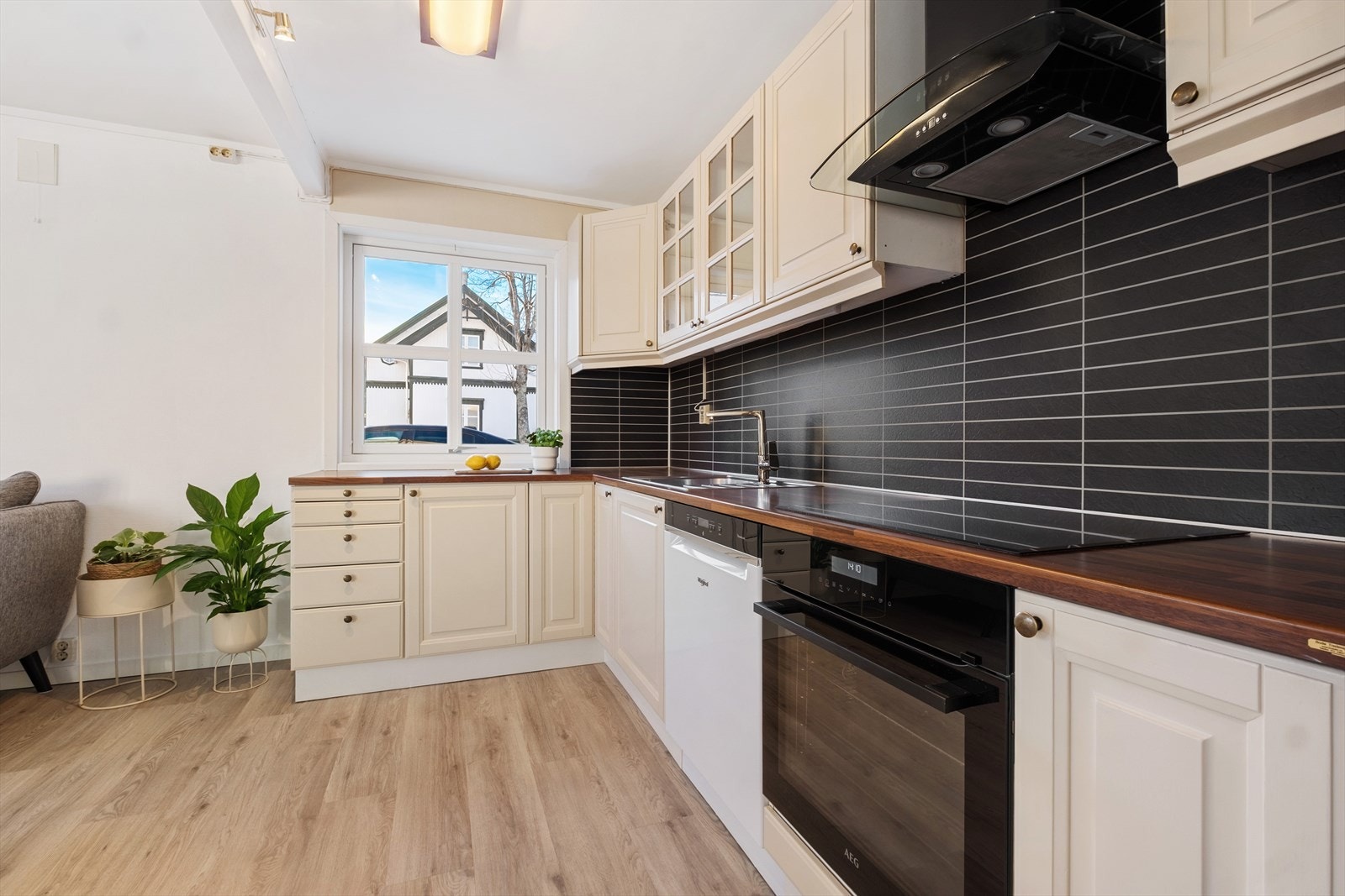 Stekeovn, platetopp og oppvaskmaskin medfølger, ingen øvrige. Galleribilde