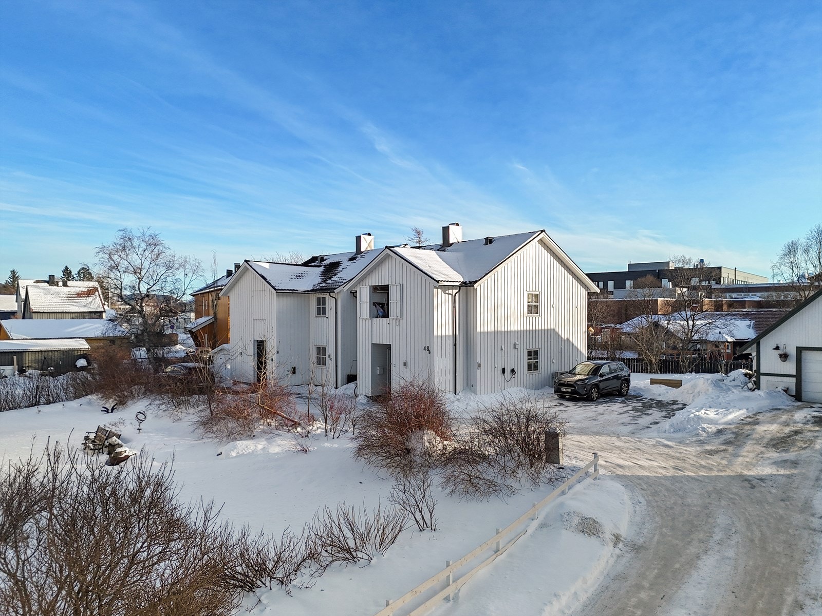 Leiligheten disponerer utvendig parkeringsplass med elbillader (fra 2025). Ny taktekking og nytt undertak i 2025, utv. malt i 2022. Galleribilde