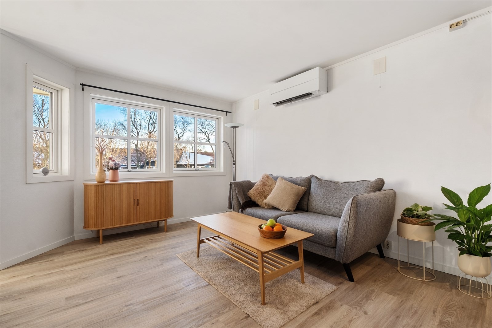 Luft til luft varmepumpe, ny i 2025. For øvrig finnes pipe i rommet, men ildsted er ikke montert. Galleribilde