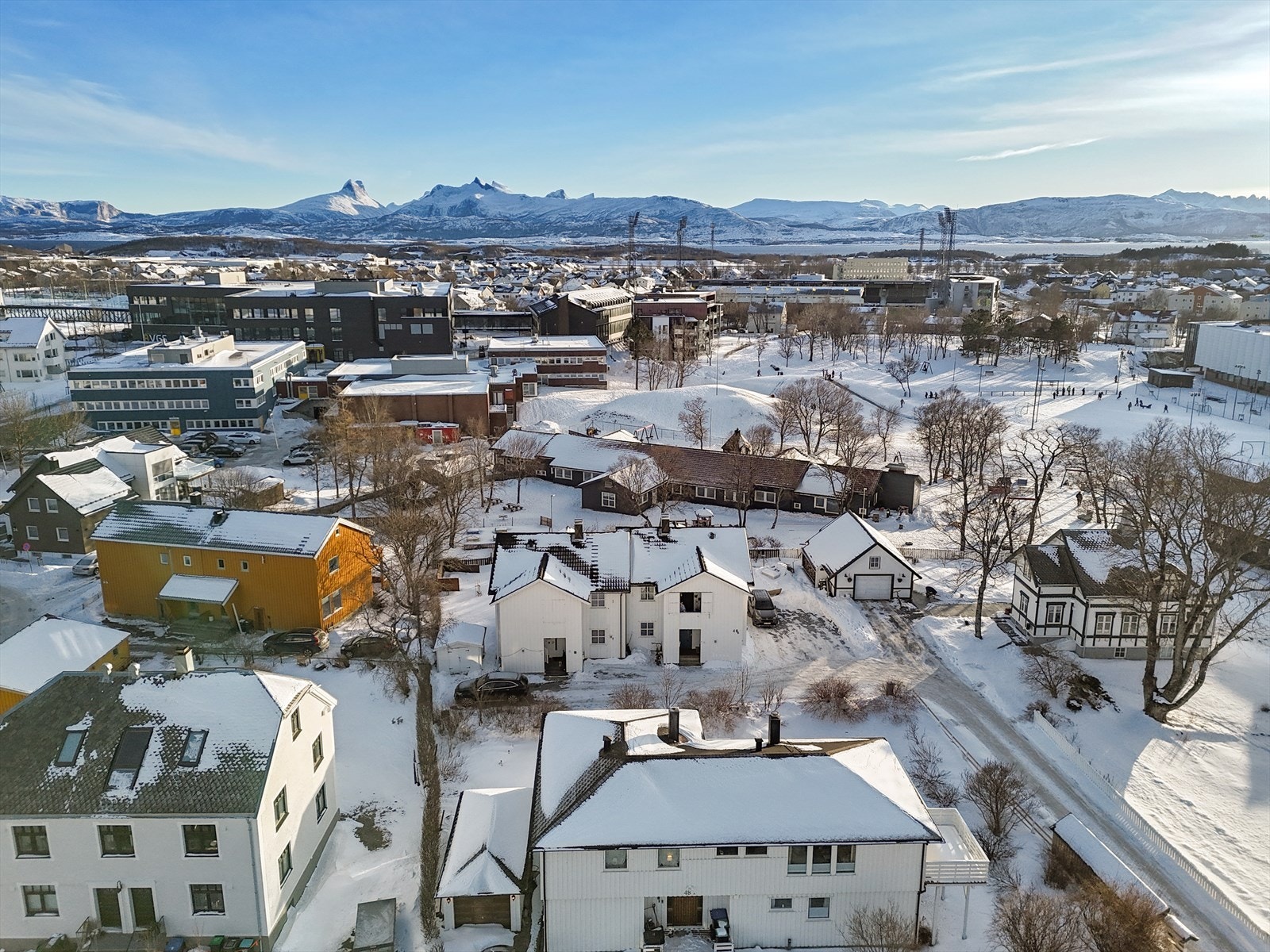 Nærmeste bussholdeplass ligger i en gangavstand på kun 3 min. fra boligen. Til både Bodø stasjon og Bodø lufthavn tar det ca 10 min. å gå. Galleribilde