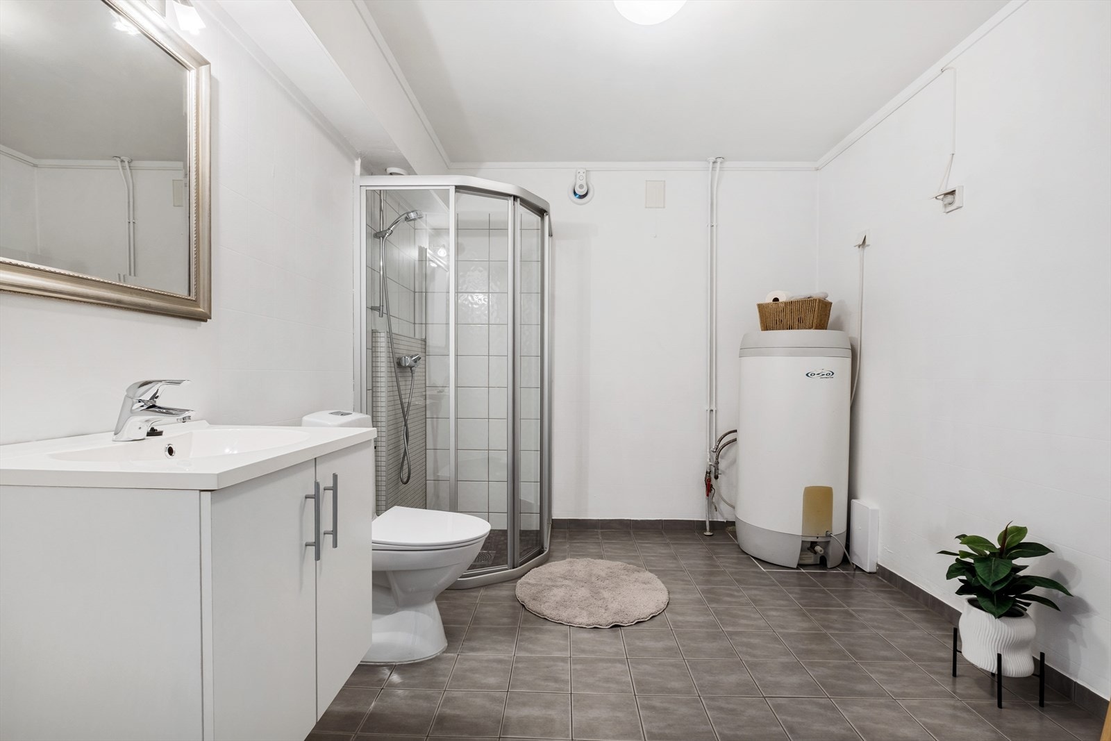 Romslig bad fra byggeåret. Flislagt gulv med elektriske varmekabler, vegger med våtromstapet/belegg og malt himling. Galleribilde