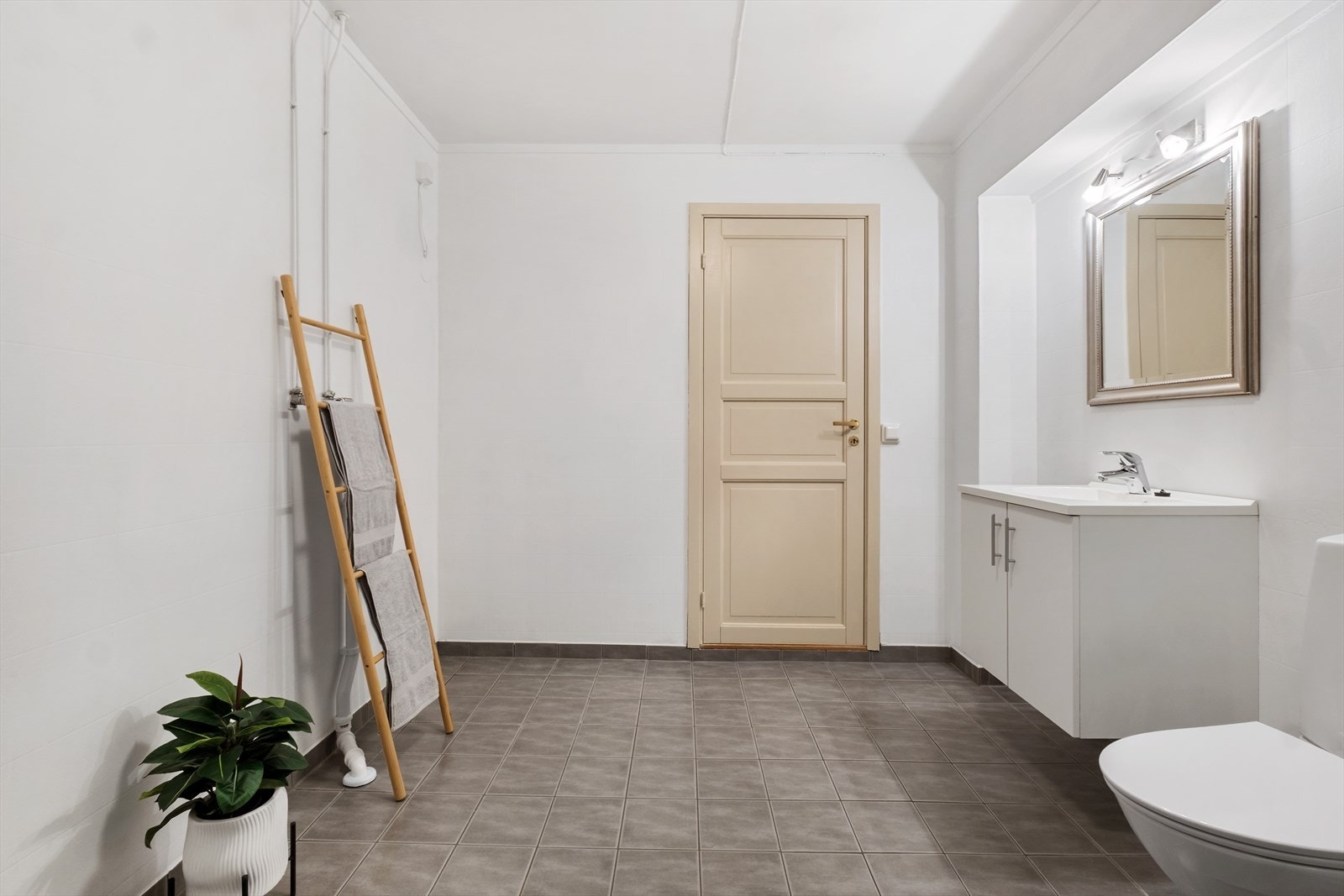 Nytt toalett montert i 2025. Galleribilde