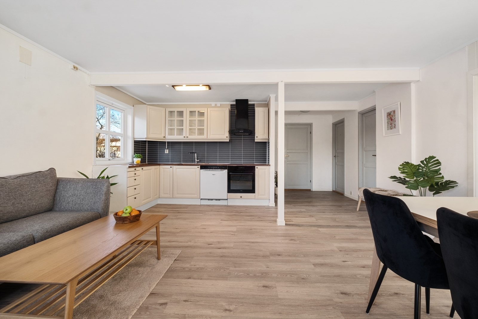 Nye gulv ble lagt i stue/kjøkken, soverom og bod i 2024. Galleribilde