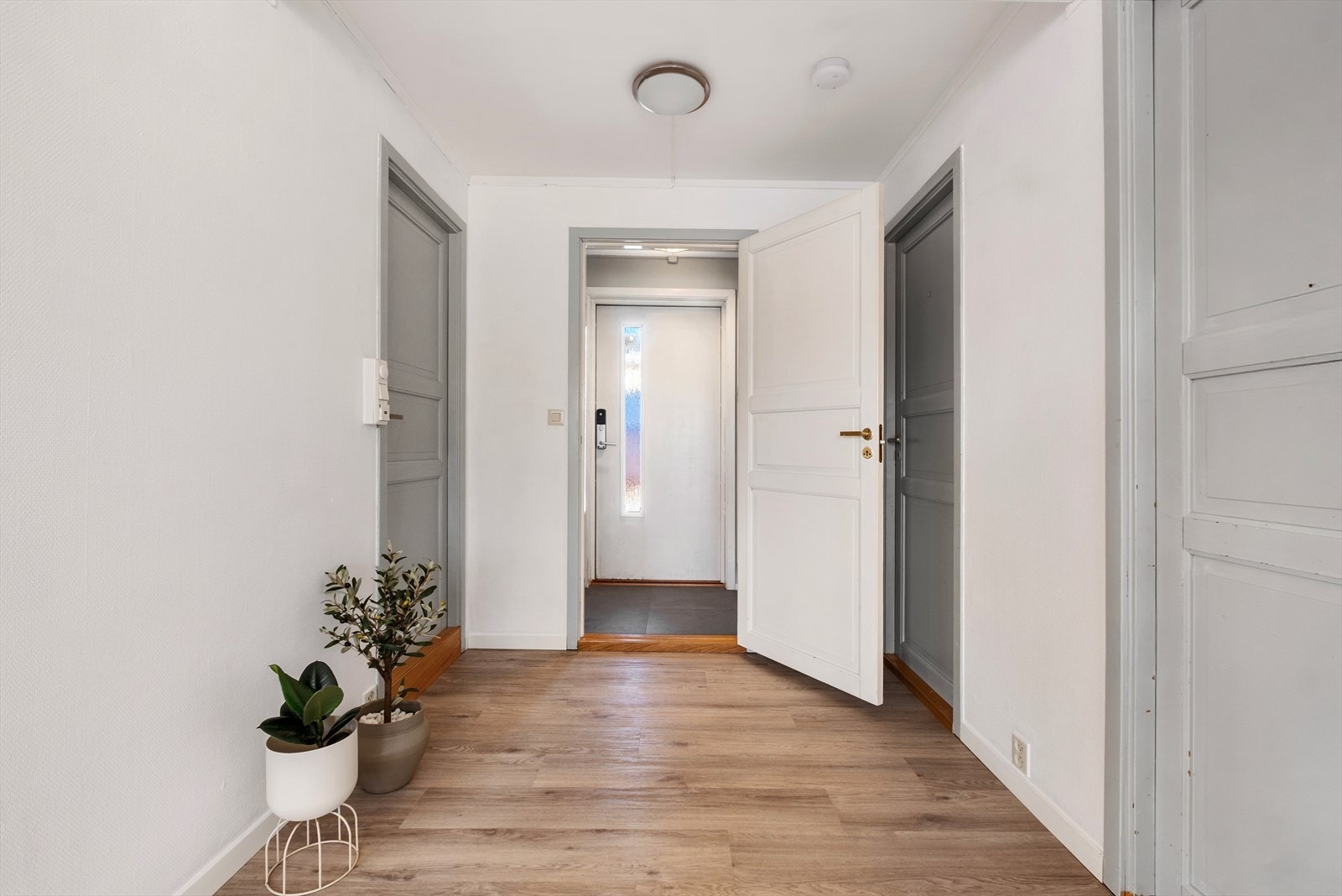 Innenfor entréen kommer du til en mellomgang som knytter alle rommene i leiligheten sammen. Galleribilde