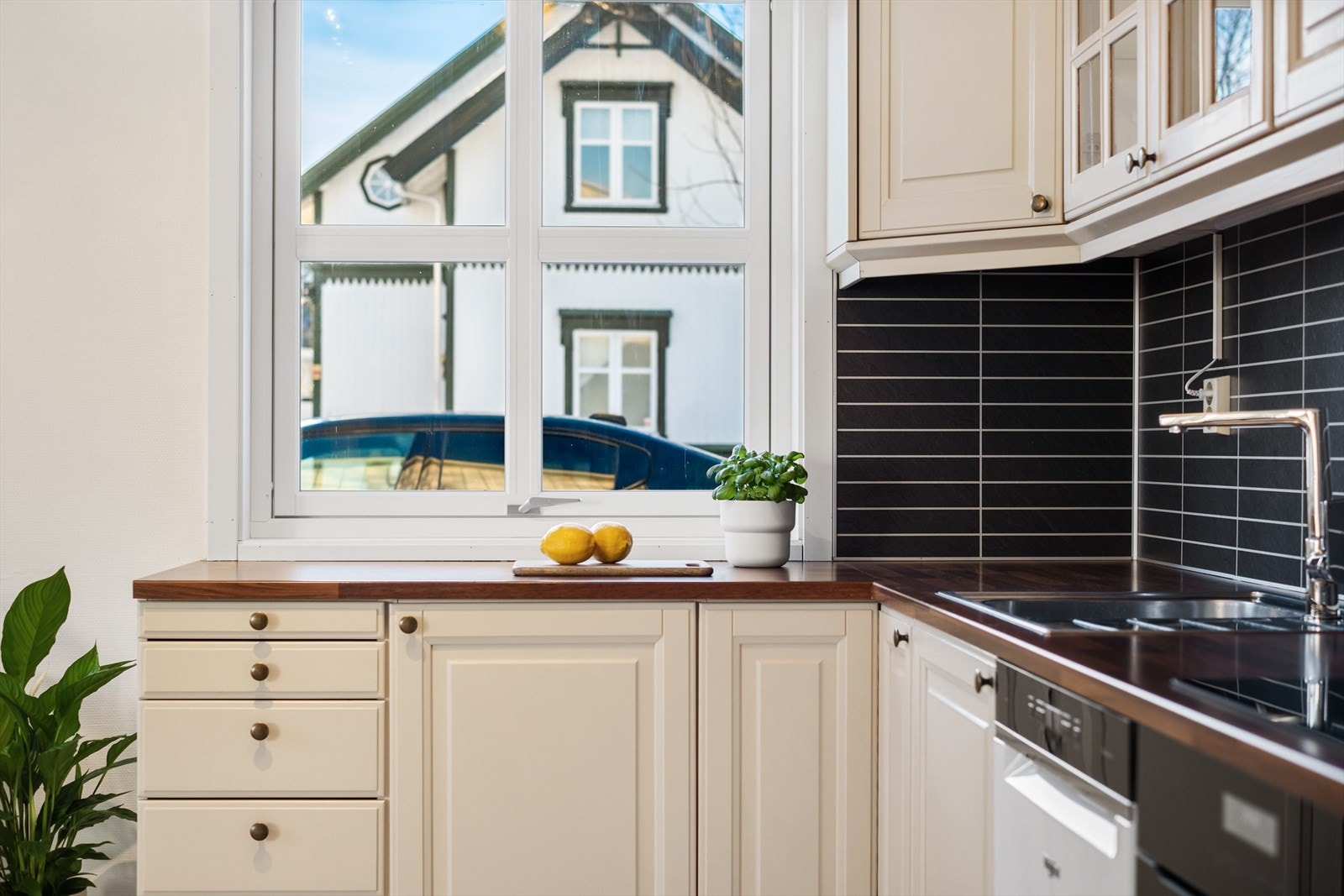 Nye 3-lags vinduer i stue/kjøkken og på et soverom samt balkongdør, montert i 2022. Galleribilde