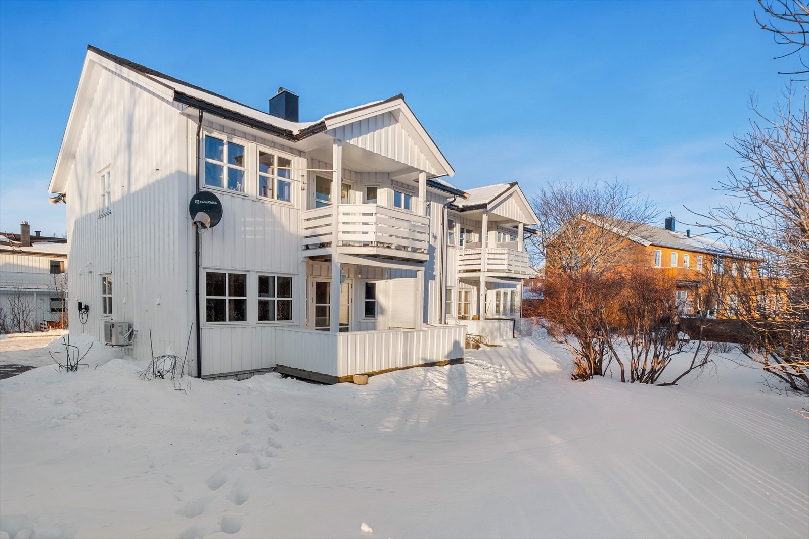 Leiligheten har en fin beliggenhet i 1. etasje med sørvendt terrasse og lett adkomst til egen hager (avdelt iht vedtekter.) Galleribilde